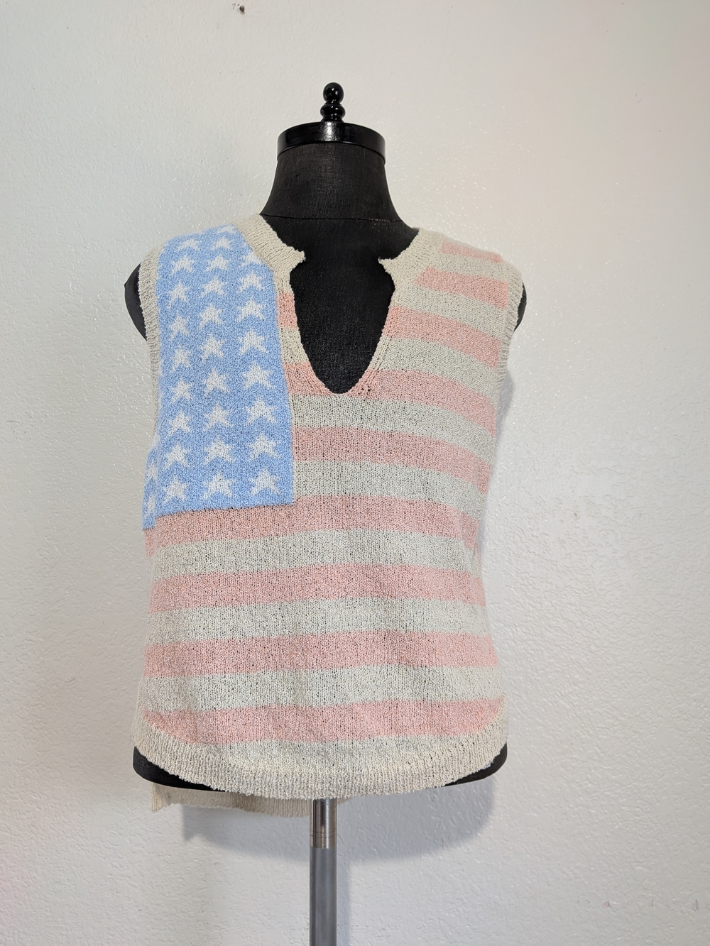 POL Sleeveless Medium V-Neck Knit Sweater in Pastel Pink, Cream & Light Blue